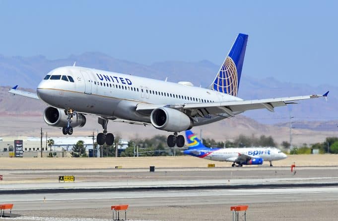 Общество: Младенец получил тепловой удар на борту самолета United Airlines