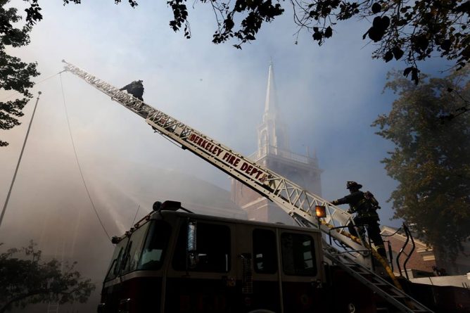 Общество: Историческая церковь в Калифорнии открылась после разрушительного пожара
