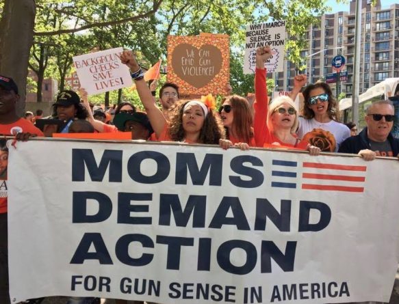 Общество: Нью-Йоркские мамы надели оранжевое и вышли на марш протеста