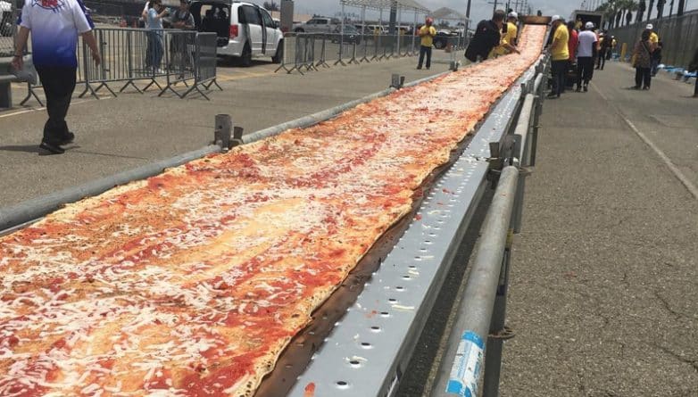 Общество: В Южной Калифорнии испекли самую длинную в мире пиццу