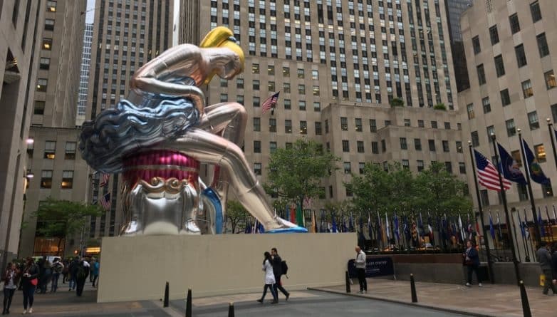 Афиша: Балерина останется на Rockefeller Plaza дольше, чем планировалось