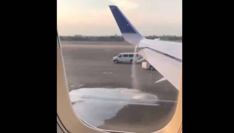 Общество: Пассажиры United Airlines заметили серьёзную утечку топлива