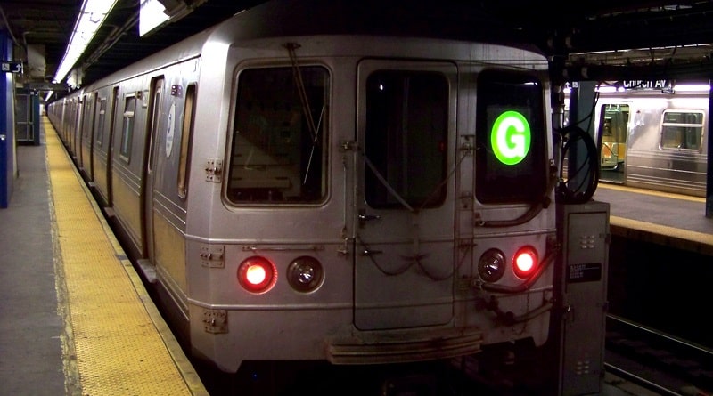 Происшествия: Неизвестный прыгнул под поезд на Broadway Station