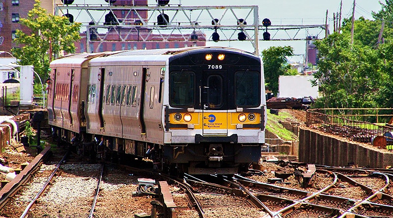 Происшествия: Мужчина погиб под колесами поезда LIRR