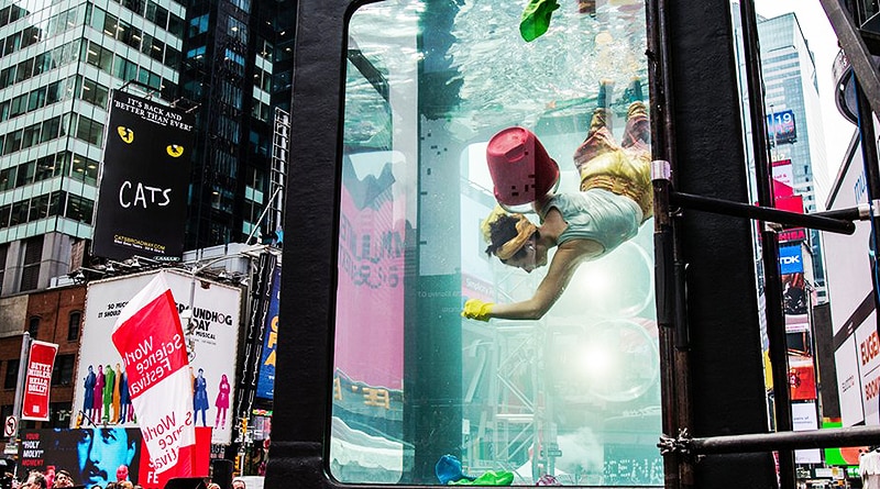 Афиша: На Таймс-сквер появился огромный аквариум с людьми