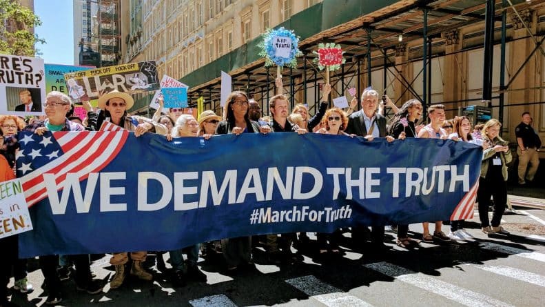 Общество: Сотни противников Трампа провели "Марш правды" в Нью-Йорке