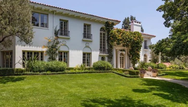 Афиша: Анджелина Джоли купила особняк Сесиля Демилля в Калифорнии