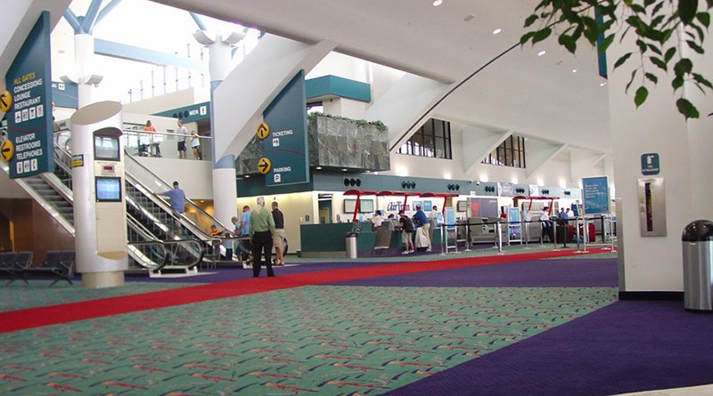 Происшествия: В аэропорту Мичигана на полицейского напали с ножом