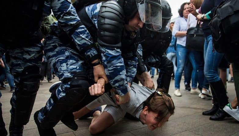 В мире: Антикоррупционные протесты в России: десятки городов, сотни задержанных