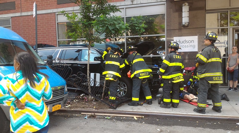 Происшествия: Внедорожник сбил пешеходов на тротуаре в Манхэттене