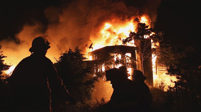 Происшествия: Большой пожар на Файер Айленд: сгорели четыре дома