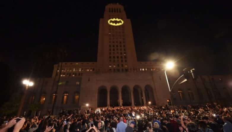 Афиша: В Лос-Анджелесе засиял Бэт-Сигнал в память об Адаме Весте