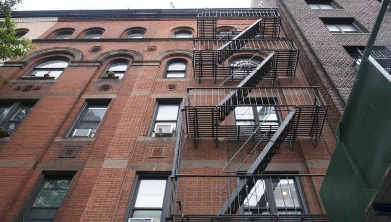 Общество: Жильцов дома в Upper West Side из-за ремонта заставляли пользоваться пожарной лестницей