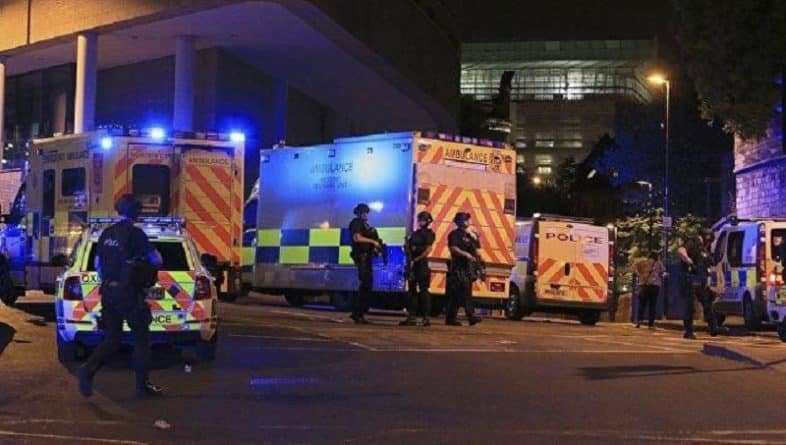 В мире: Теракт в Лондоне: фургон врезался в толпу у мечети, есть пострадавшие