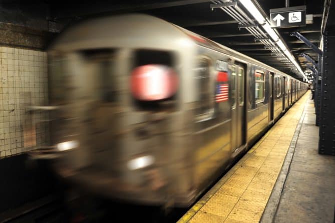 Происшествия: В Нью-Йорке танцор балета спас мужчину, упавшего на рельсы в метро