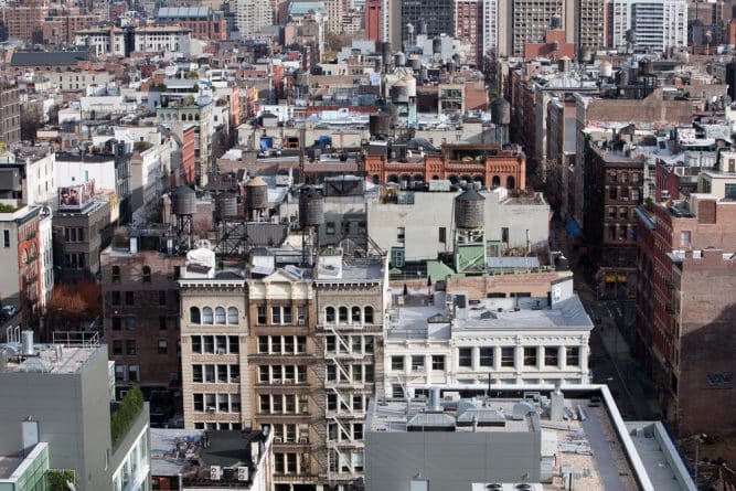 Происшествия: В Бруклине мужчина остался жив, провалившись в люк на крыше пятиэтажки