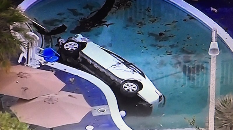 Происшествия: В Калифорнии автомобиль на скорости влетел в бассейн с детьми (фото)