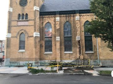 Происшествия: В Бруклине пассажирский автобус врезался в церковь (видео)