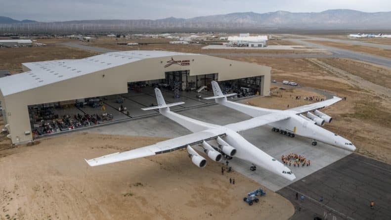 Общество: В Калифорнии появился самый огромный самолет в мире
