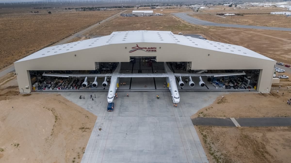 В Калифорнии появился самый огромный самолет в мире рис 3