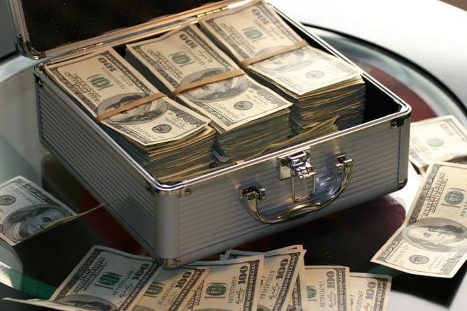 Происшествия: Грабители украли у старушки $100 тысяч, выигранные ею в казино