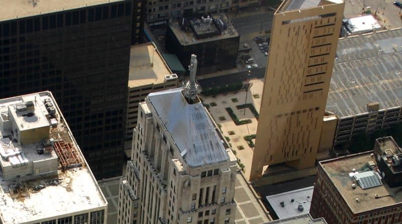 Общество: Для заключенных Чикаго устраивают стриптиз на крыше