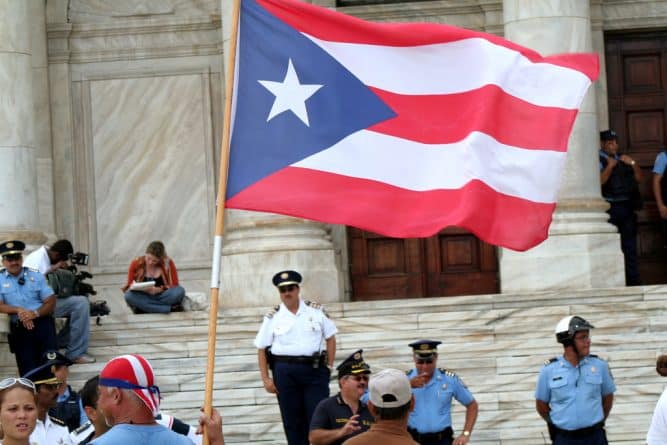 Политика: Пуэрториканский парад в Нью-Йорке посвятили бывшему лидеру террористической группировки