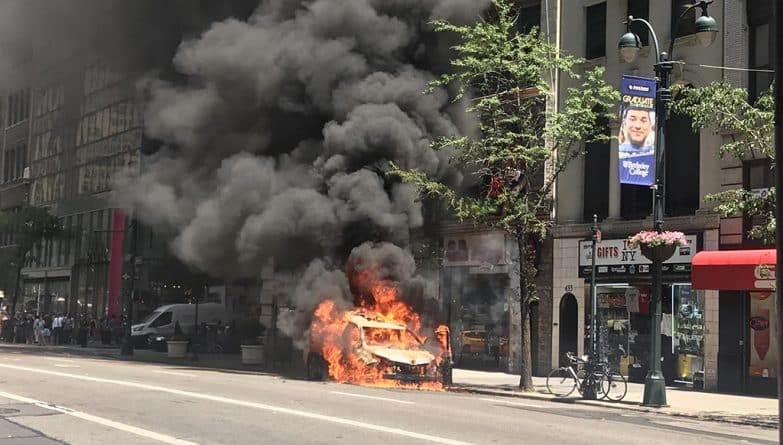 Происшествия: В центре Манхэттена загорелось такси
