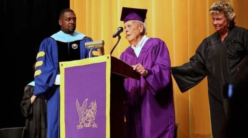 Общество: 93-летний ветеран войны из Нью-Йорка стал выпускником школы