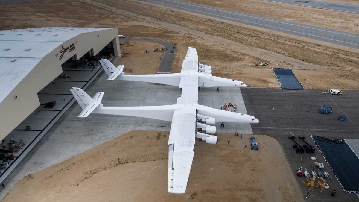 В Калифорнии появился самый огромный самолет в мире