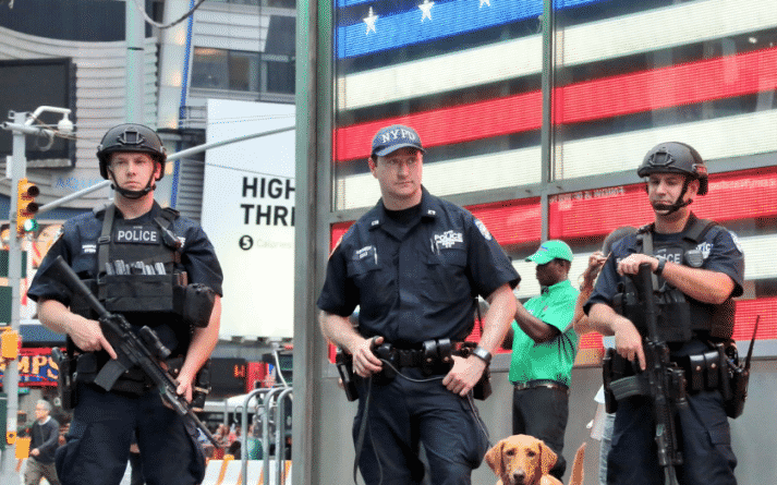 Общество: В Нью-Йорке задействованы антитеррористические отряды