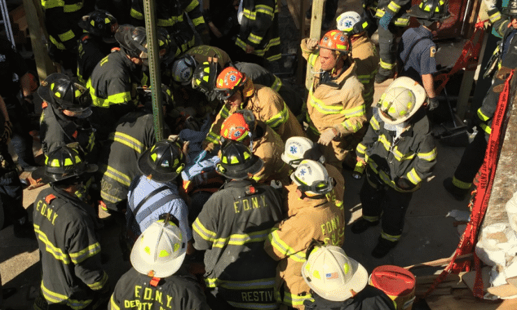 Происшествия: В Куинсе обрушилась крыша здания: 3 строителя получили травмы