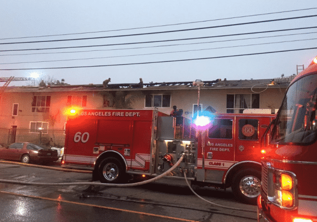 Происшествия: Десятки людей остались без крыши над головой в результате пожара в Лос-Анджелесе