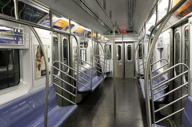 Общество: МТА собирается запустить «стоячие» вагоны в метро