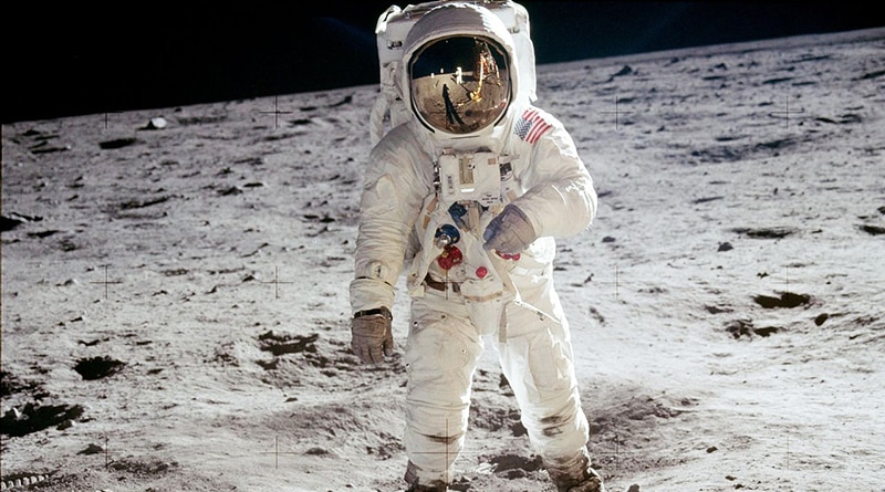 История: Сумка Нила Армстронга с лунной пылью выставлена на аукцион от $2 миллионов