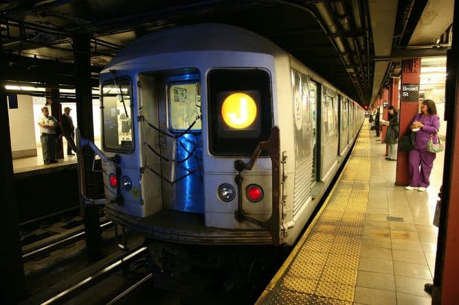 Происшествия: Мужчина «облегчился» на лицо женщины в метро