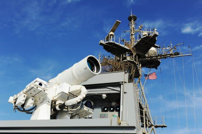 Общество: ВМС впервые в истории испытали лазерное оружие