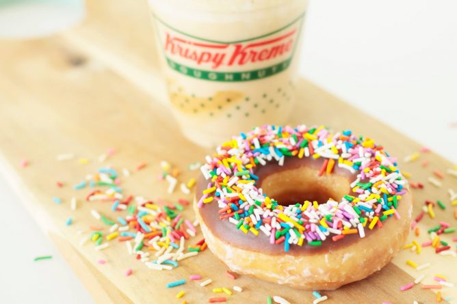 Афиша: Krispy Kreme предлагает дюжину пончиков за 80 центов в пятницу