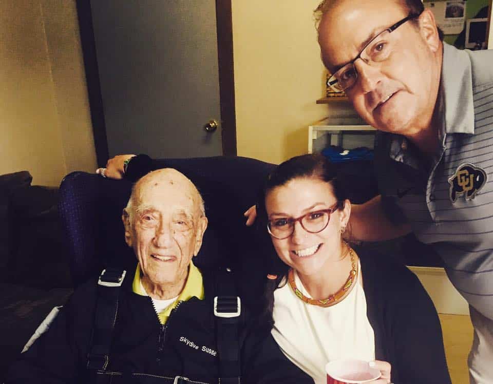 Общество: 102-летний американец стал самым старым скайдайвером в мире