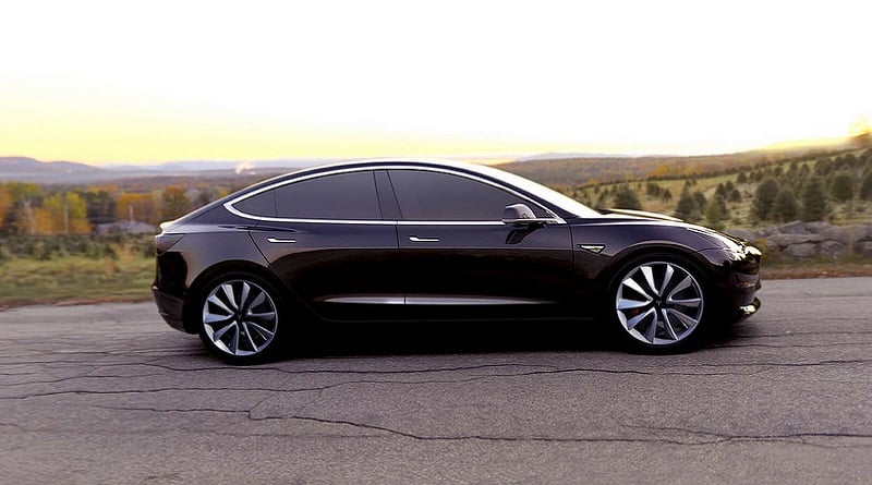 Бизнес: Илон Маск получил первую "бюджетную" Tesla Model 3 к 46-летию