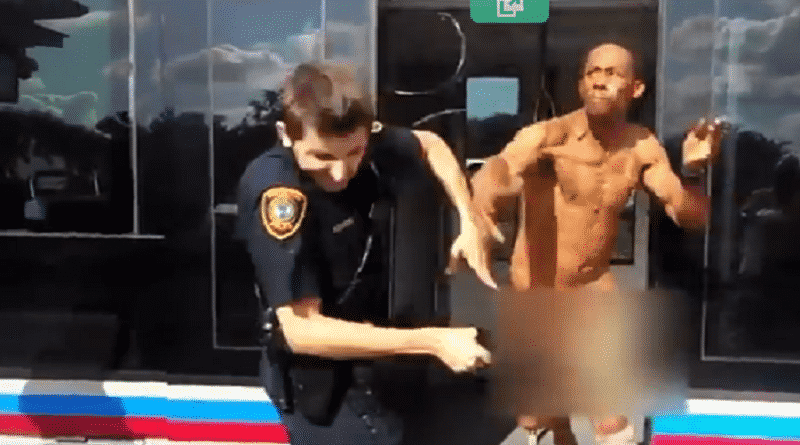 Происшествия: Голый мужчина в Хьюстоне набросился на полицейского, дав ему пощечину (видео)