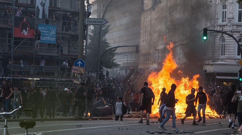 В мире: Протесты в Гамбурге: город в огне, сотни полицейских ранены