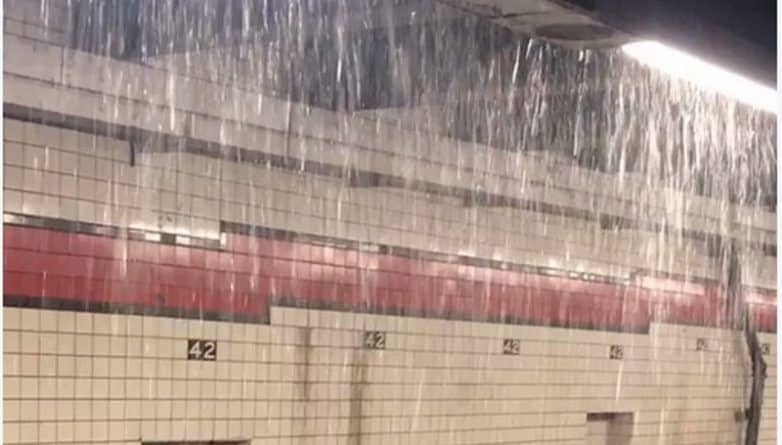 Погода: Дождь в метро или редкое погодное явление в Нью-Йорке