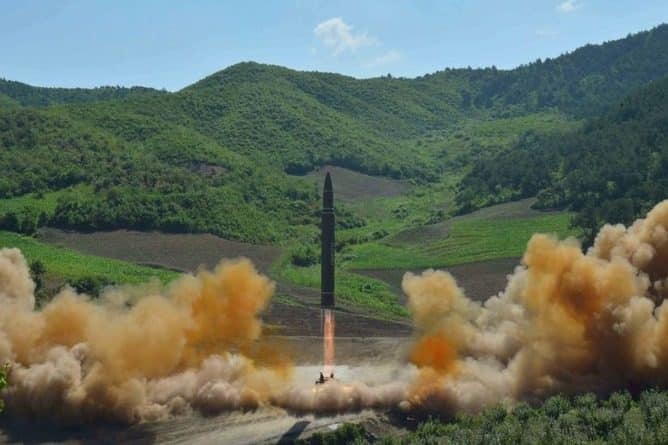 Политика: Северная Корея запустила баллистическую ракету. Реакция Трампа