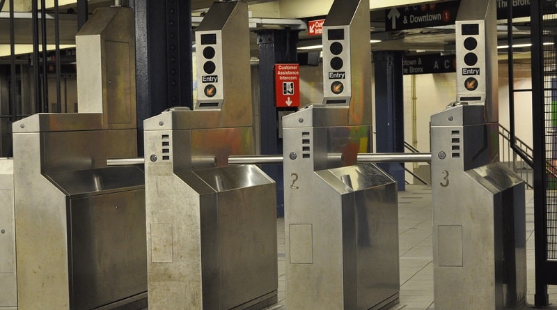 Закон и право: В Нью-Йорке хотят декриминализировать перепрыгивание турникетов в метро