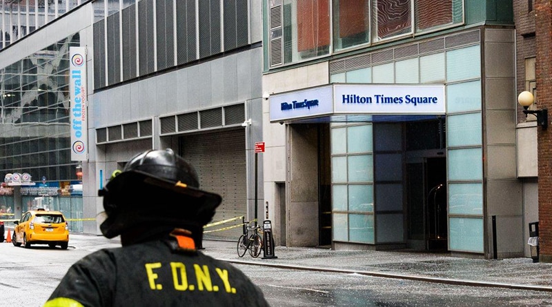 Происшествия: Стекло из отеля Hilton на Таймс-сквер обрушилось с 15 этажа