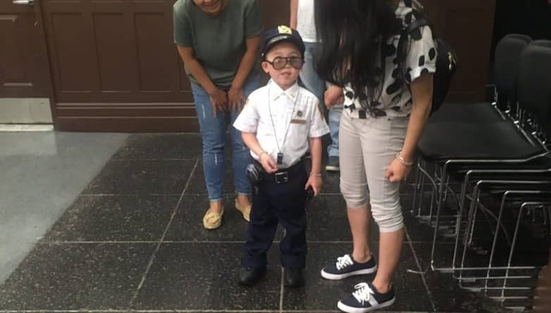 Общество: Тяжелобольной мальчик на день стал полицейским Нью-Йорка
