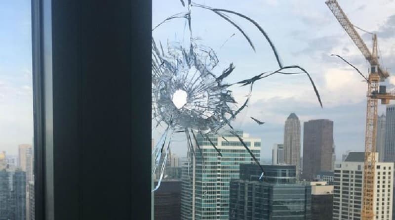 Происшествия: Случайная пуля пробила окно жилого дома на 56-м этаже