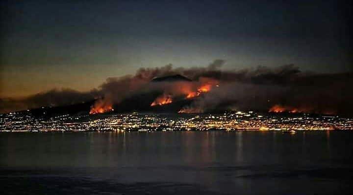 В мире: Везувий в огне: в Италии горят склоны действующего вулкана