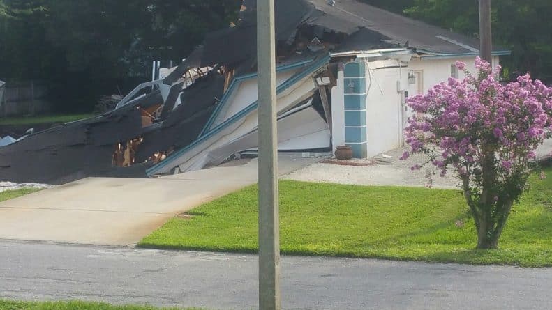 Общество: Во Флориде провал грунта разрушил 2 дома